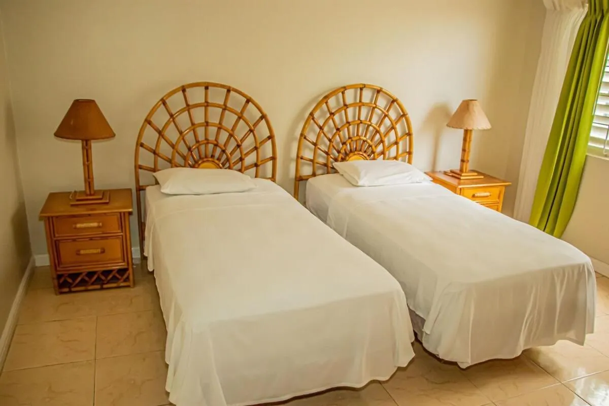 The Whyte House Villa -Luxury 6-Bedroom Retreat In Montego Bay Saint James