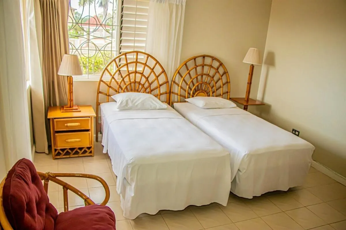 The Whyte House Villa -Luxury 6-Bedroom Retreat In Montego Bay Saint James